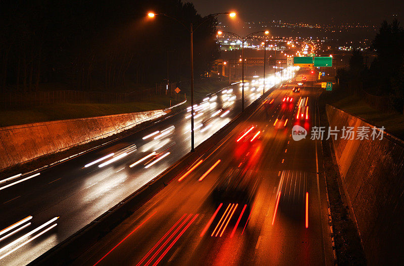 魁北克市夜间高速公路交通