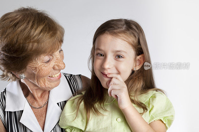 可爱的金发小女孩和她的曾祖母