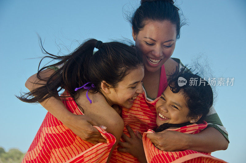 微笑的拉美裔家庭