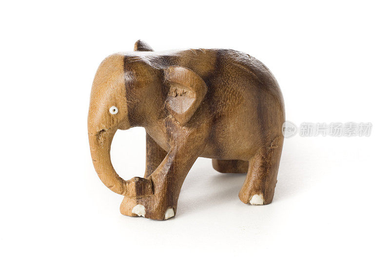 用木头雕刻的玩具大象孤立在白色的背景上