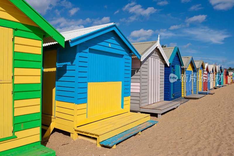 澳大利亚海滩上的彩色小屋