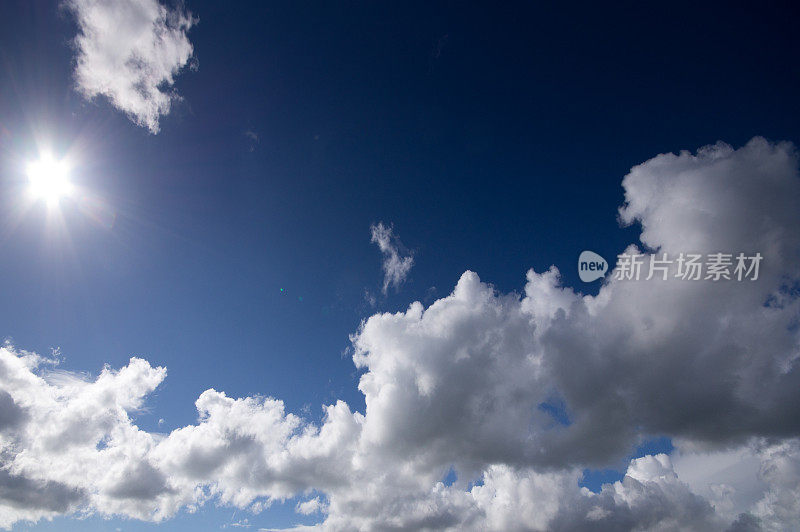 科尼斯顿河上空极化天空中的云