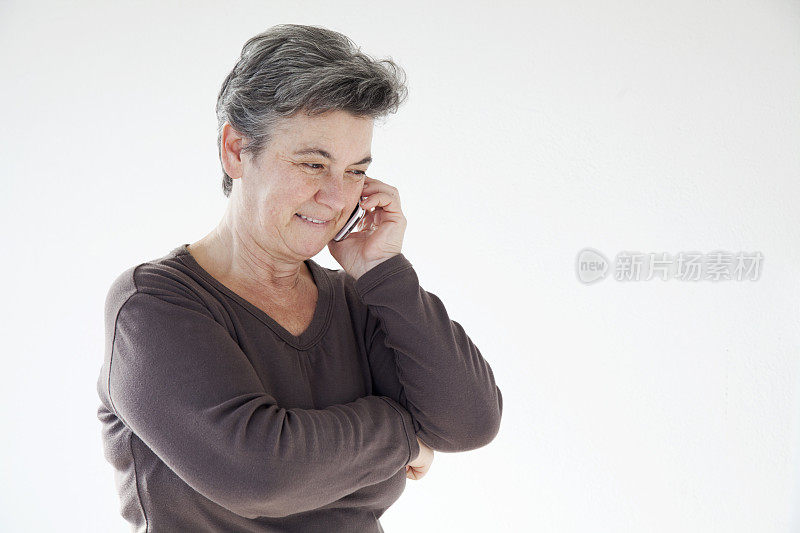 一位高级女士在打电话