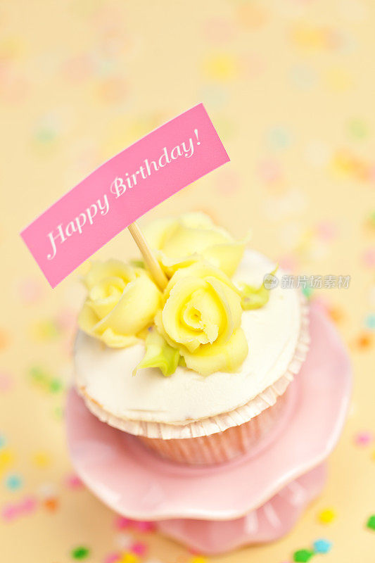 生日纸杯蛋糕，上面写着生日快乐