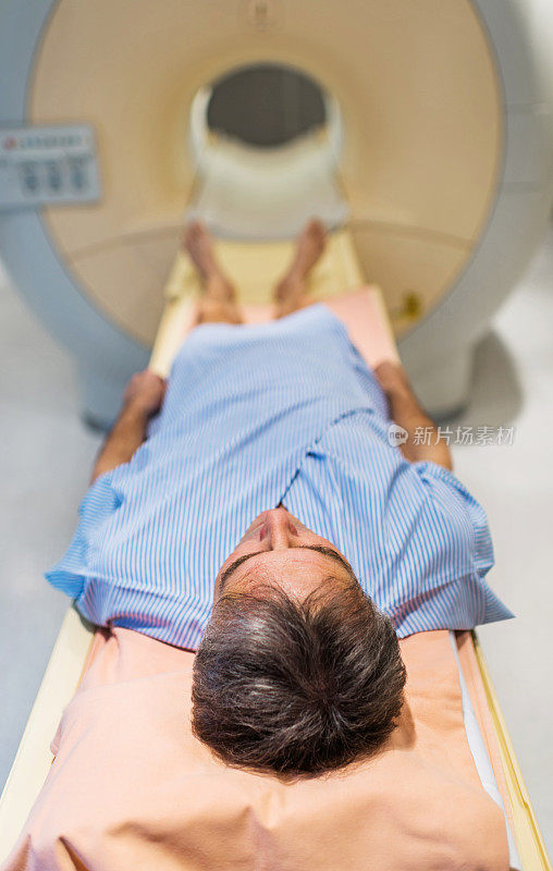 成熟患者接受MRI扫描。
