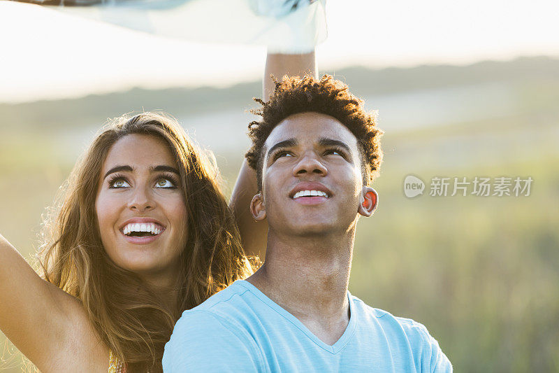 多种族青少年夫妇在阳光明媚的夏日户外