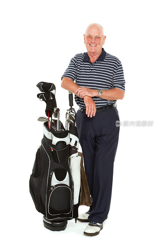 老人拿着高尔夫球袋站着