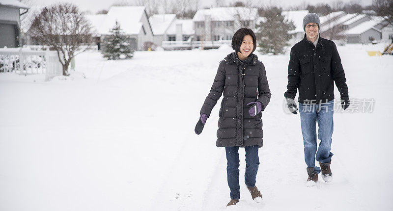 多民族夫妇户外下大雪