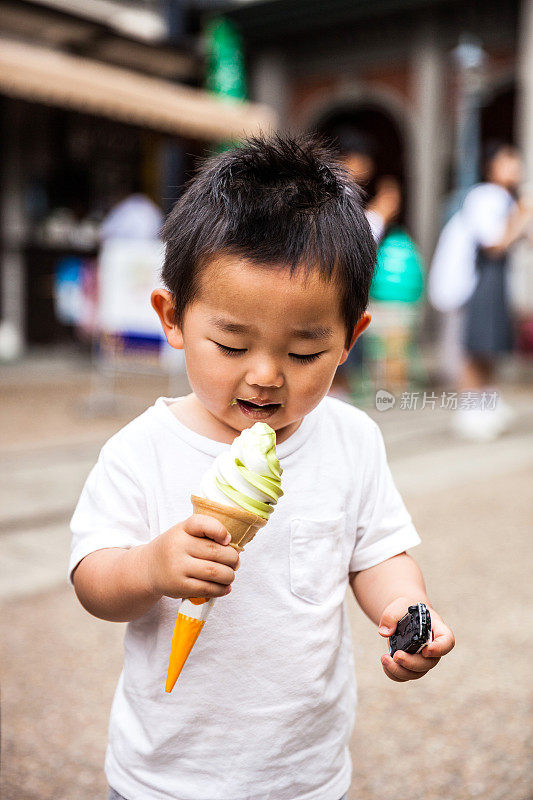 可爱的中国小孩在吃冰淇淋