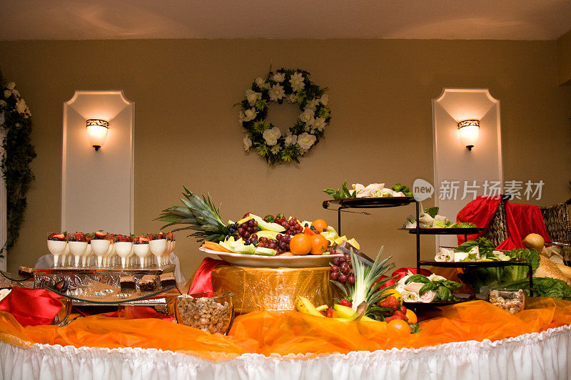 装饰活动自助餐桌水果和甜点