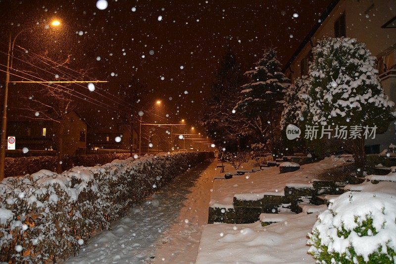 夜晚，白雪覆盖了街道