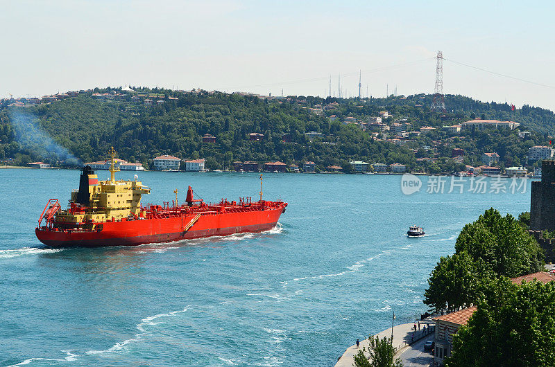 博斯普鲁斯海的一艘货船，伊斯坦布尔