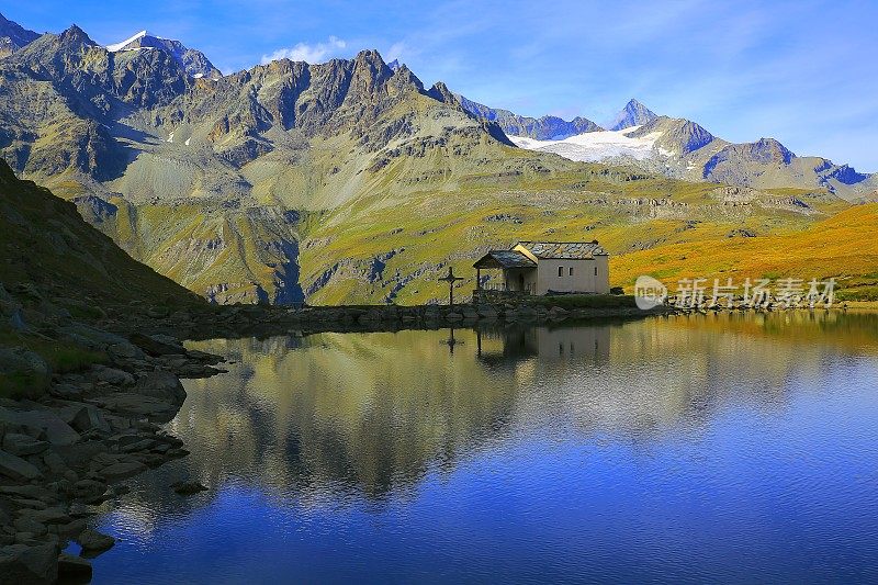 宁静的风景:瑞士的阿尔卑斯山，阿尔卑斯山的施瓦茨湖，田园诗般的基督教教堂