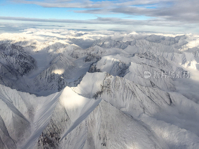 鸟瞰图阿拉斯加布鲁克斯山脉与雪