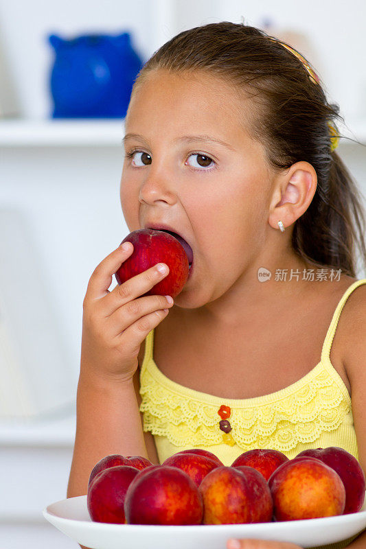 女孩吃美味的桃子