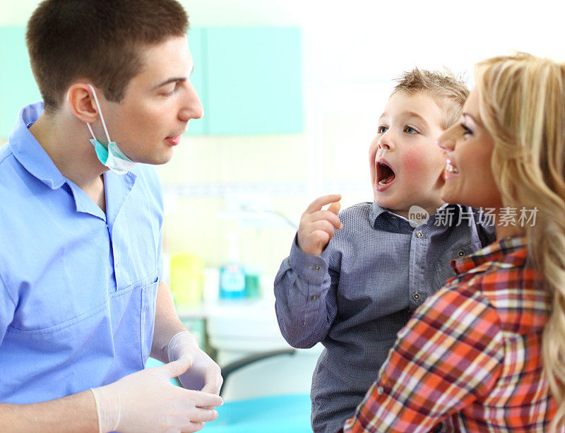 小男孩和妈妈去看牙医。