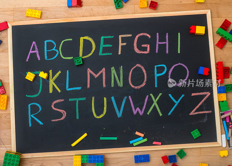 ABC用彩色粉笔写在黑板上