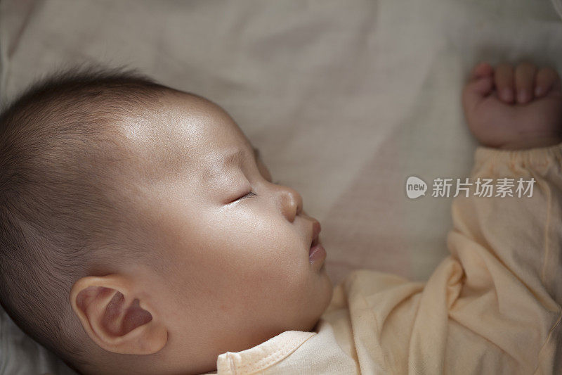 宝贝睡得很香，夜光照在脸上