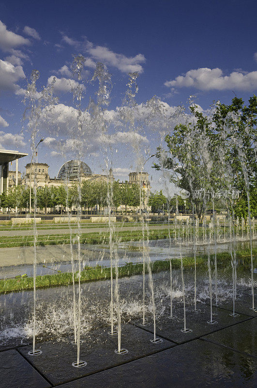 柏林国会大厦夏季喷泉广场德国共和国