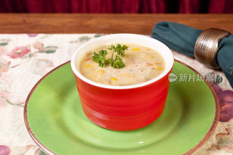 一碗自制玉米杂烩汤