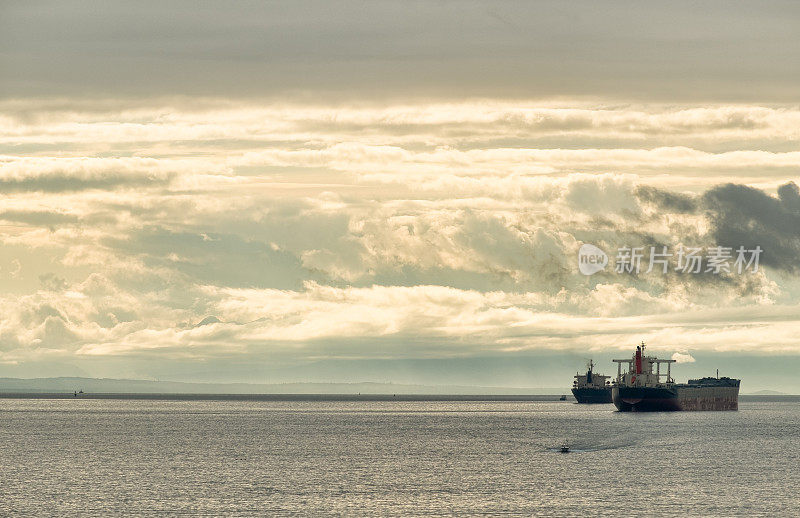 日落时分，一艘货船停泊在温哥华英吉利湾