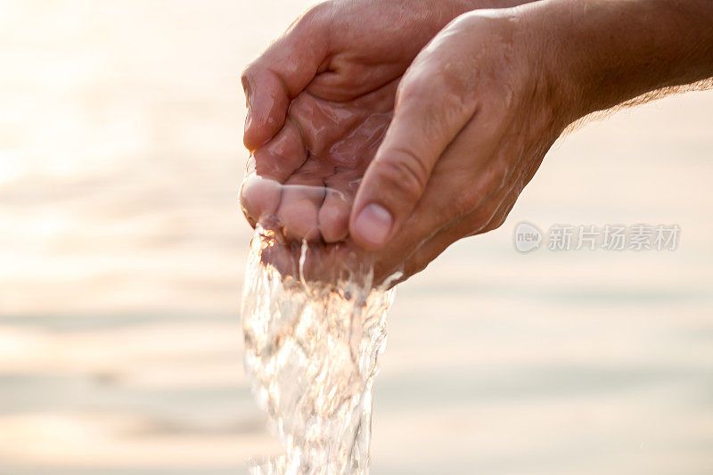 天然水源――装满水的双手