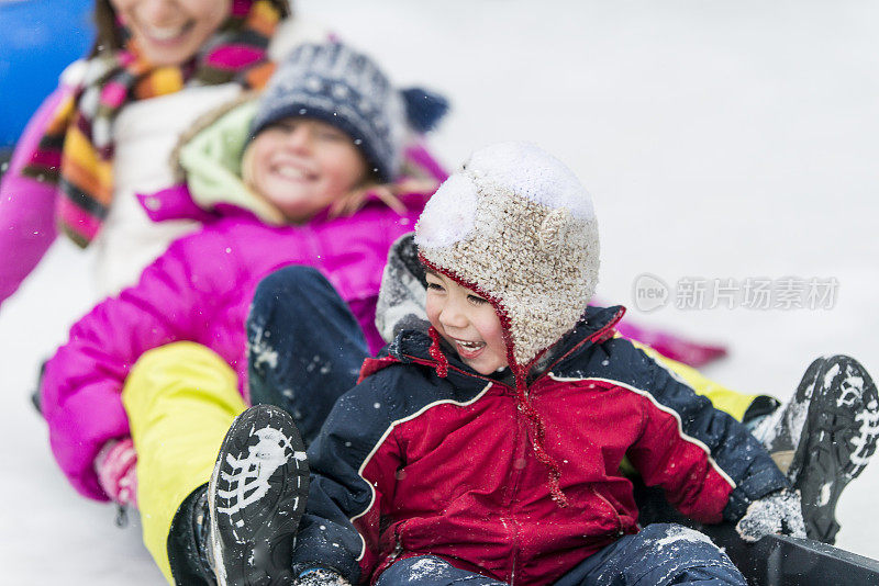 孩子们在雪橇山上滑雪