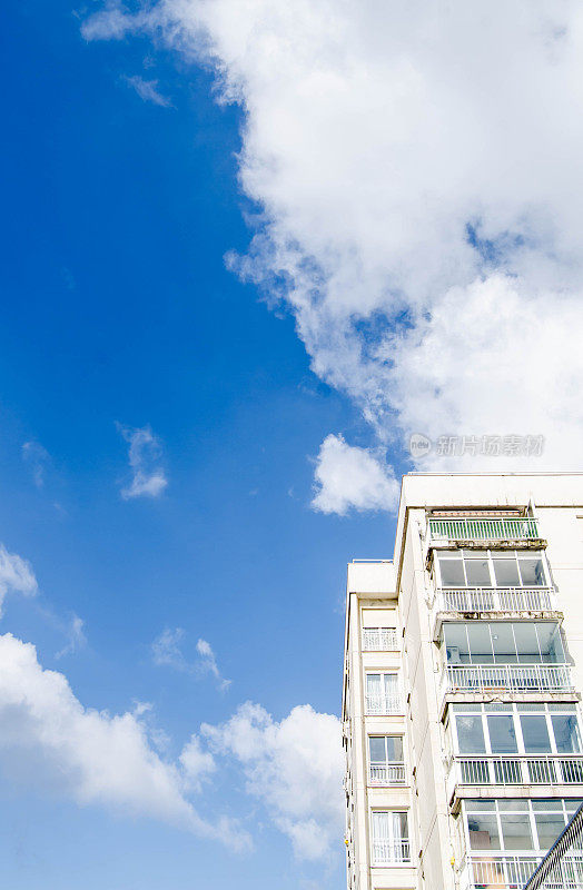 住宅建筑和天空景观