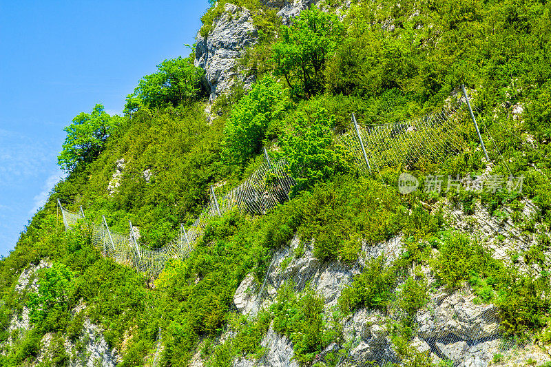 保护钢丝网，防止从悬崖上落下的岩石
