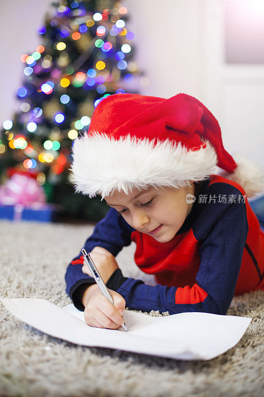 给圣诞老人写信的孩子