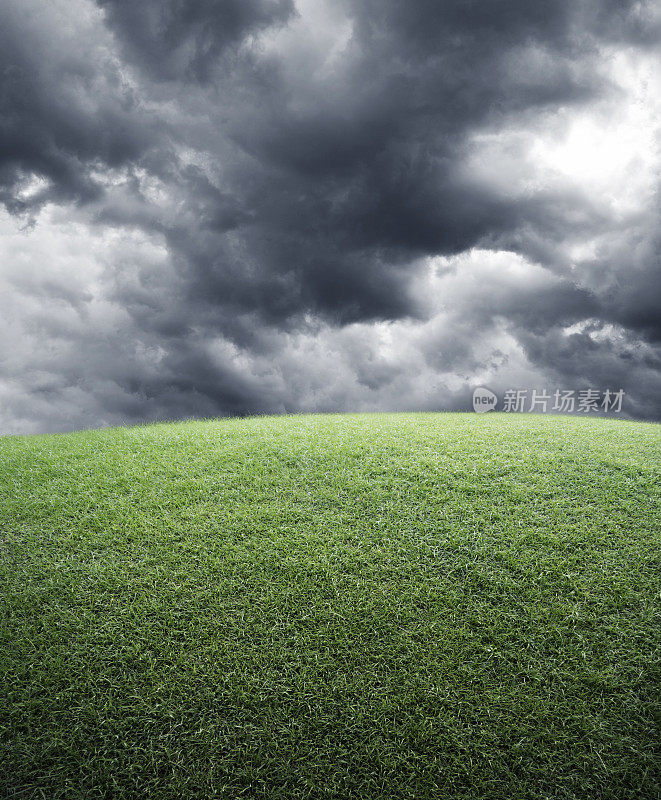 下雨前，绿草地上乌云密布