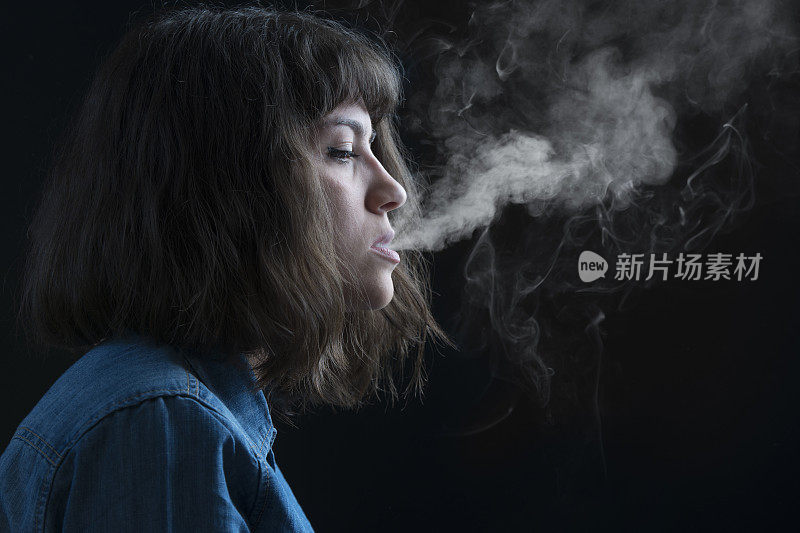 一个点燃香烟的女孩的肖像