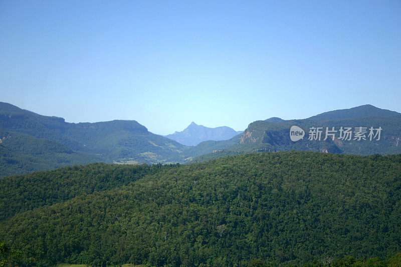 远眺山巅