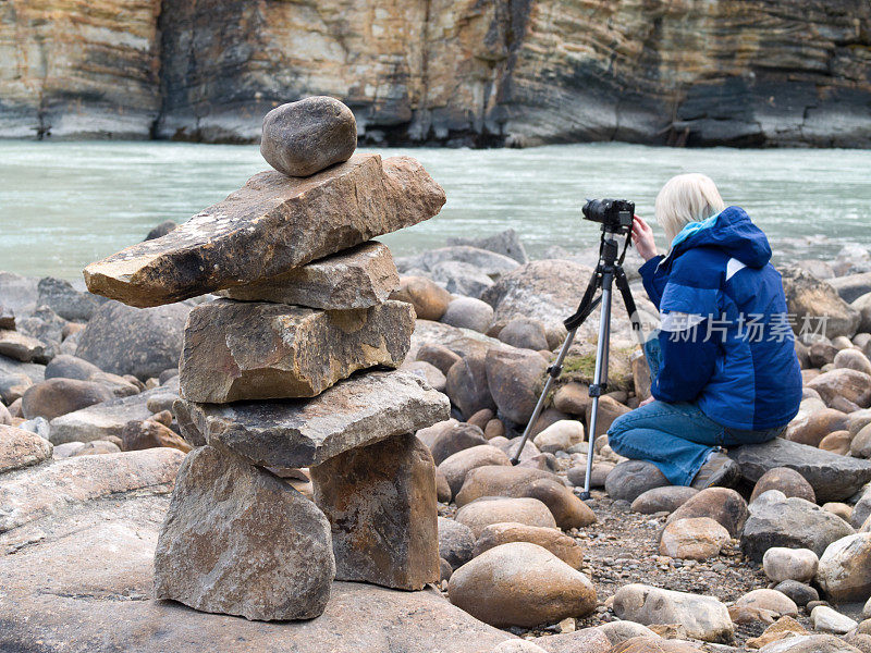 Inukshuk和女摄影师