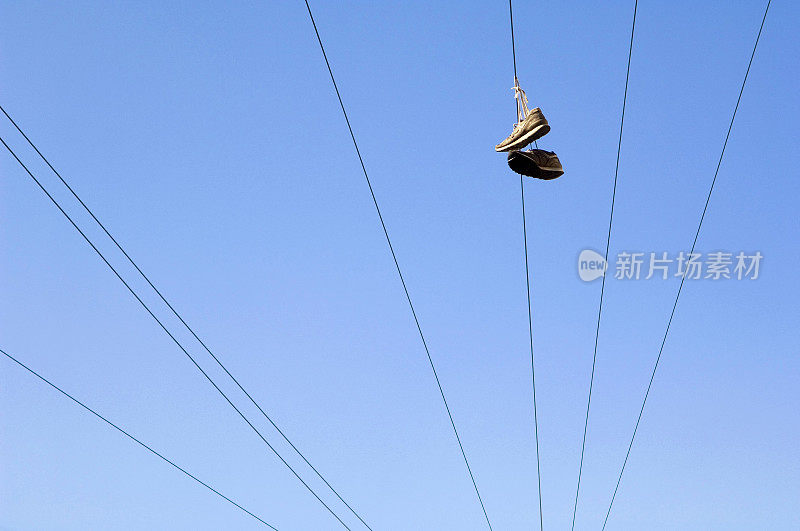 球鞋挂在钢丝上，天空湛蓝