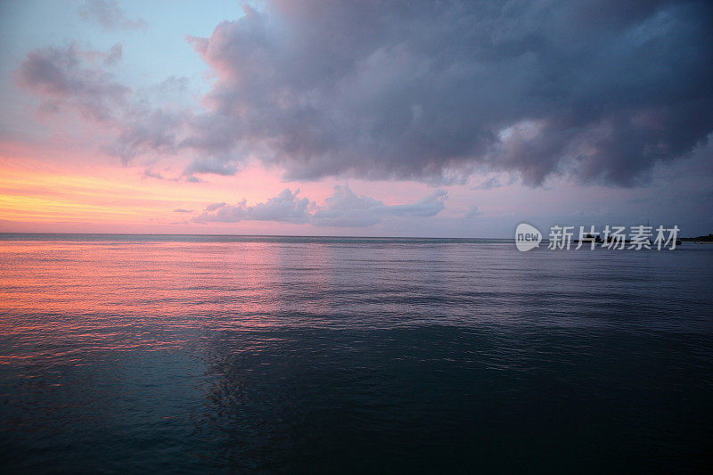 日落水面与陆地