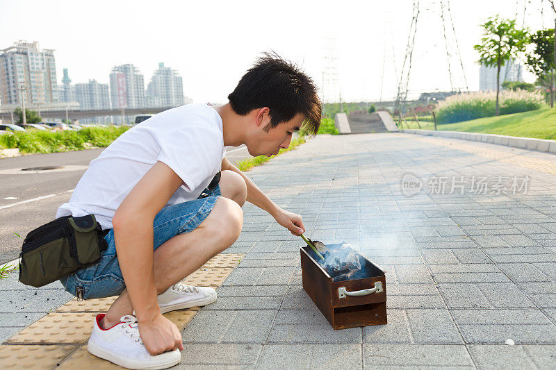 度假的年轻人正在烧烤