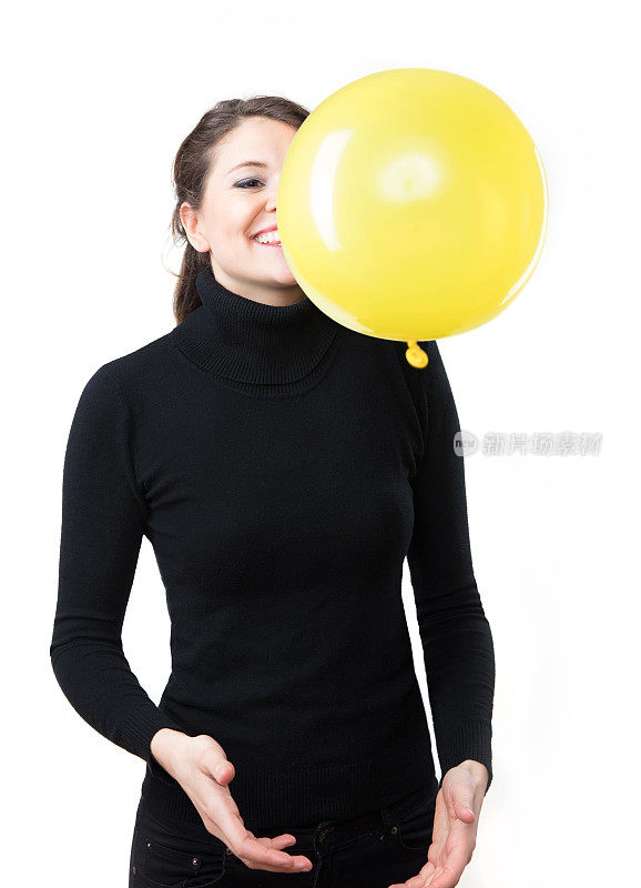 女人玩黄色气球-复制表情符号空间