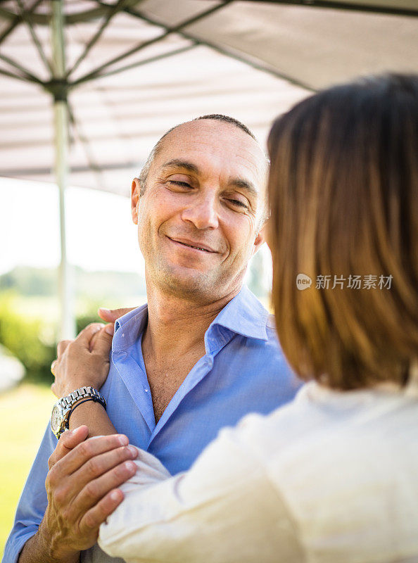 幸福成熟的夫妇在公园拥抱