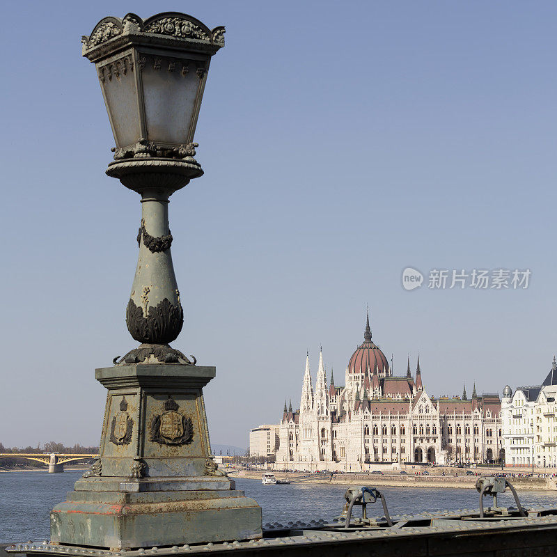 匈牙利议会，前景是一盏灯