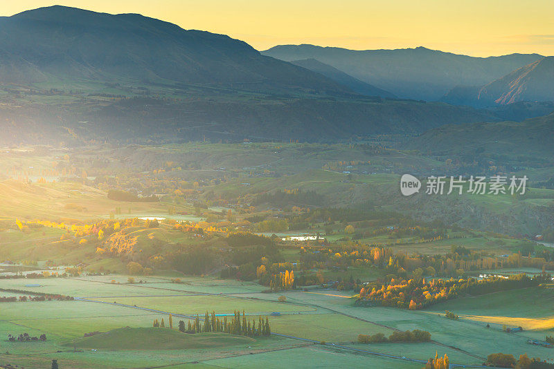 新西兰皇后镇壮观的山峰全景