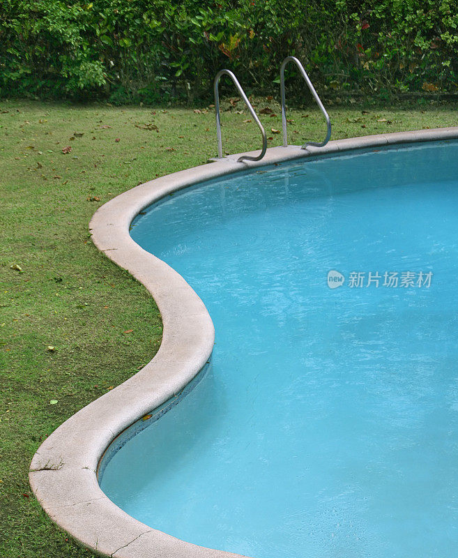 后院的游泳池