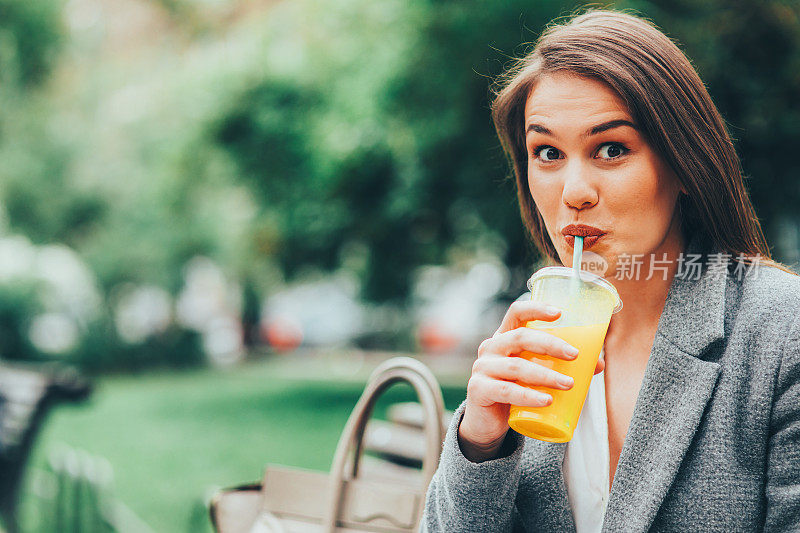 在户外喝果汁的女人