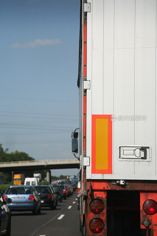 德国高速公路上的白色卡车