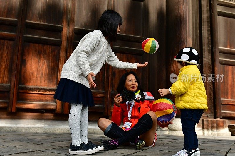 日本女孩，男孩和女摄影师在日本京都东福寺