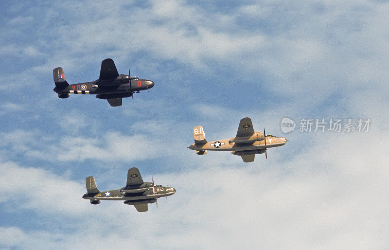 二战中三架B-25轰炸机的编队