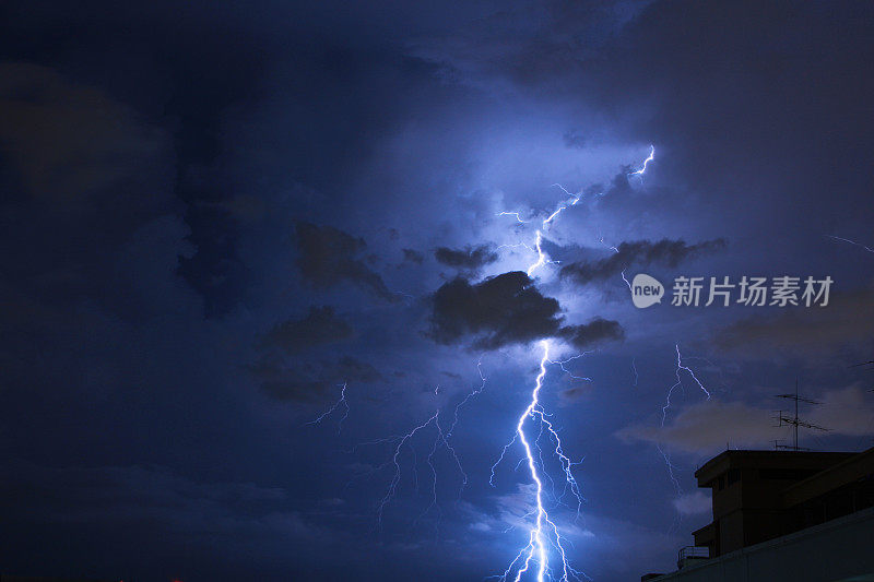 雷暴的背景