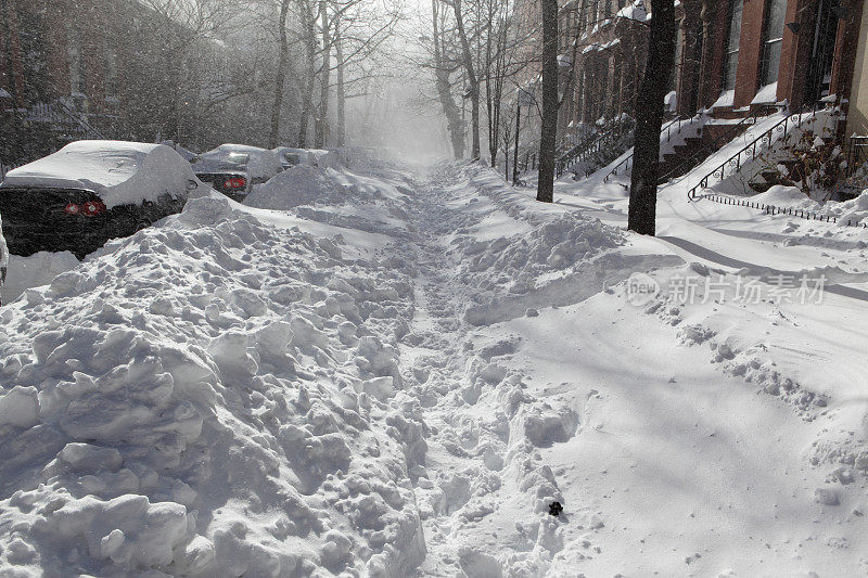 布鲁克林高地的街道在一场冬季暴风雪后被大雪堵塞