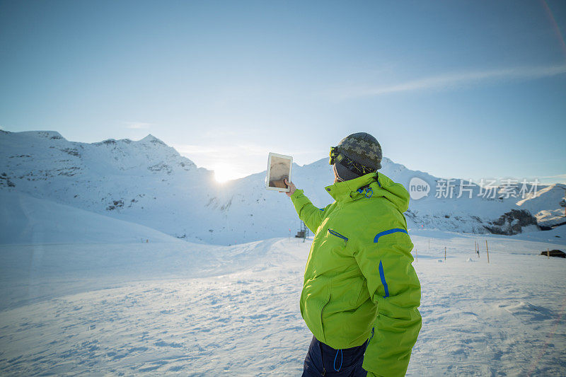 男子在滑雪道上自拍