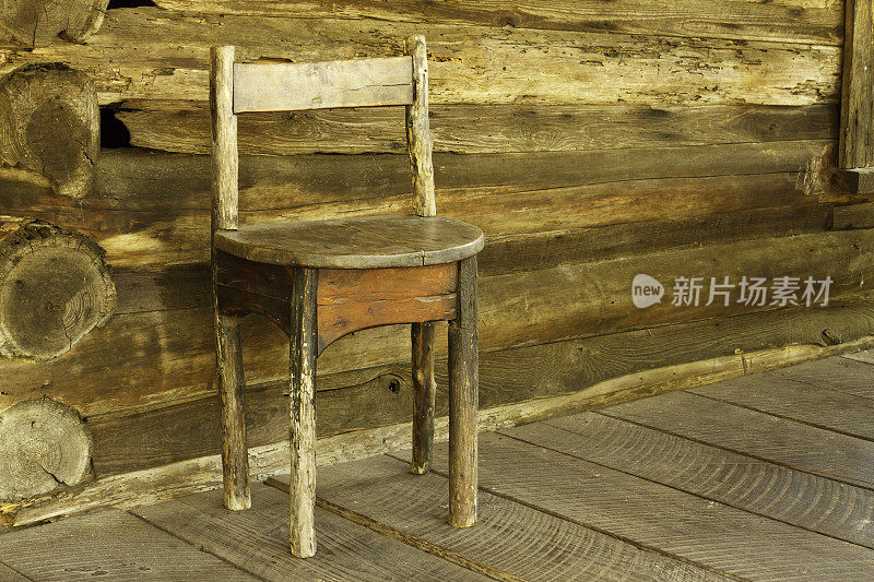 小木屋门廊上的古董木椅